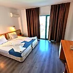 Хотел Largo Beach Hotel